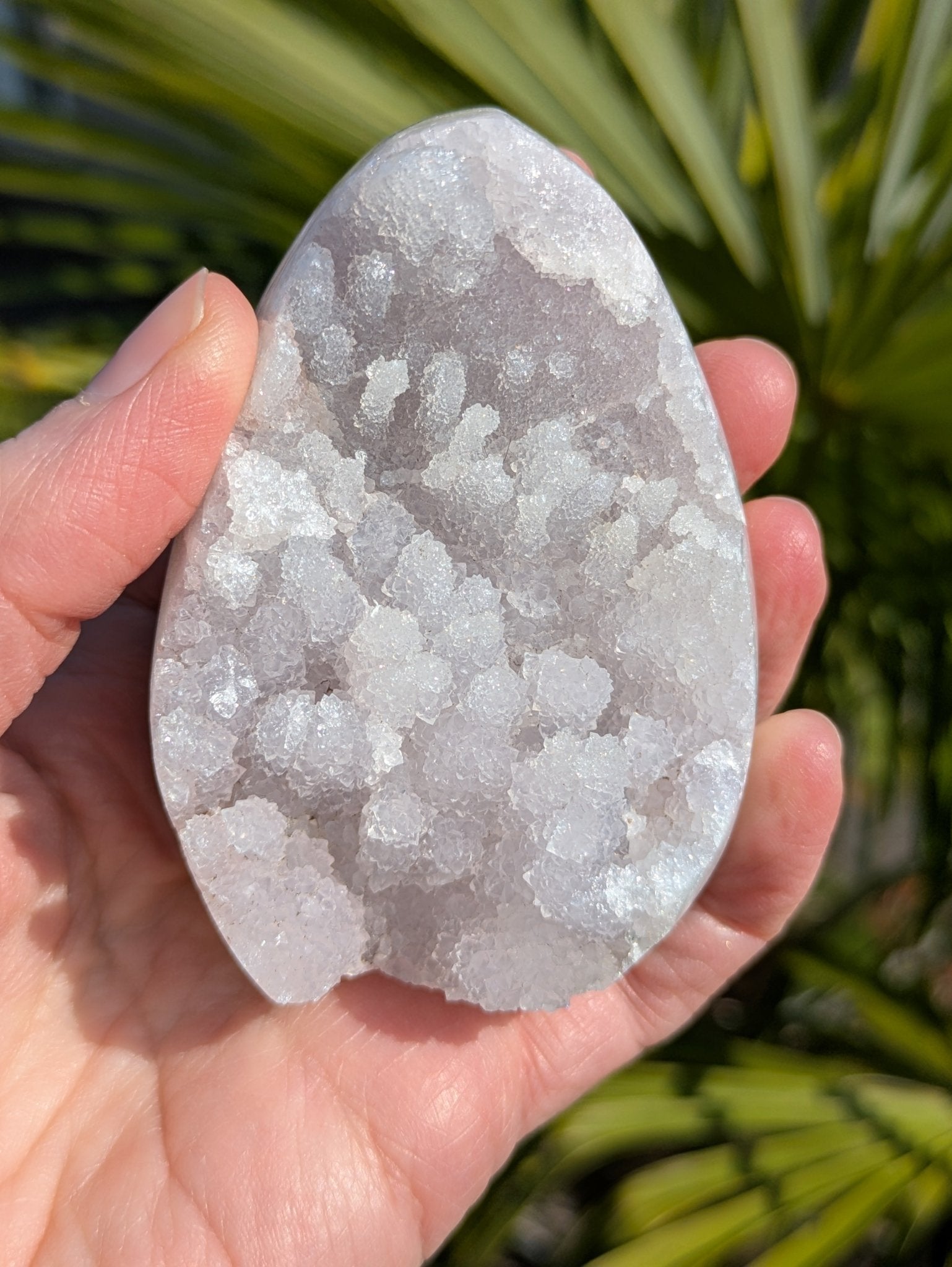 Celestien met zwarte matrix – Vrije vorm 1 (219 g) – curated crystal by Marga Jacobs | rust, symboliek en intuïtieve zelfzorg