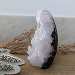 Celestien met zwarte matrix – Vrije vorm 1 (219 g) – curated crystal by Marga Jacobs | rust, symboliek en intuïtieve zelfzorg