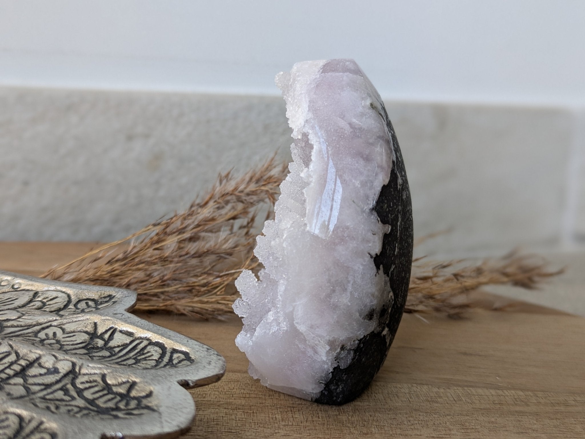 Celestien met zwarte matrix – Vrije vorm 1 (219 g) – curated crystal by Marga Jacobs | rust, symboliek en intuïtieve zelfzorg