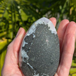 Celestien met zwarte matrix – Vrije vorm 1 (219 g) – curated crystal by Marga Jacobs | rust, symboliek en intuïtieve zelfzorg