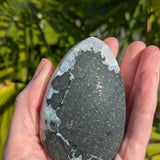 Celestien met zwarte matrix – Vrije vorm 1 (219 g) – curated crystal by Marga Jacobs | rust, symboliek en intuïtieve zelfzorg