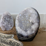 Celestien met zwarte matrix – Vrije vorm 2 (332 g) – curated crystal by Marga Jacobs | rust, symboliek en intuïtieve zelfzorg