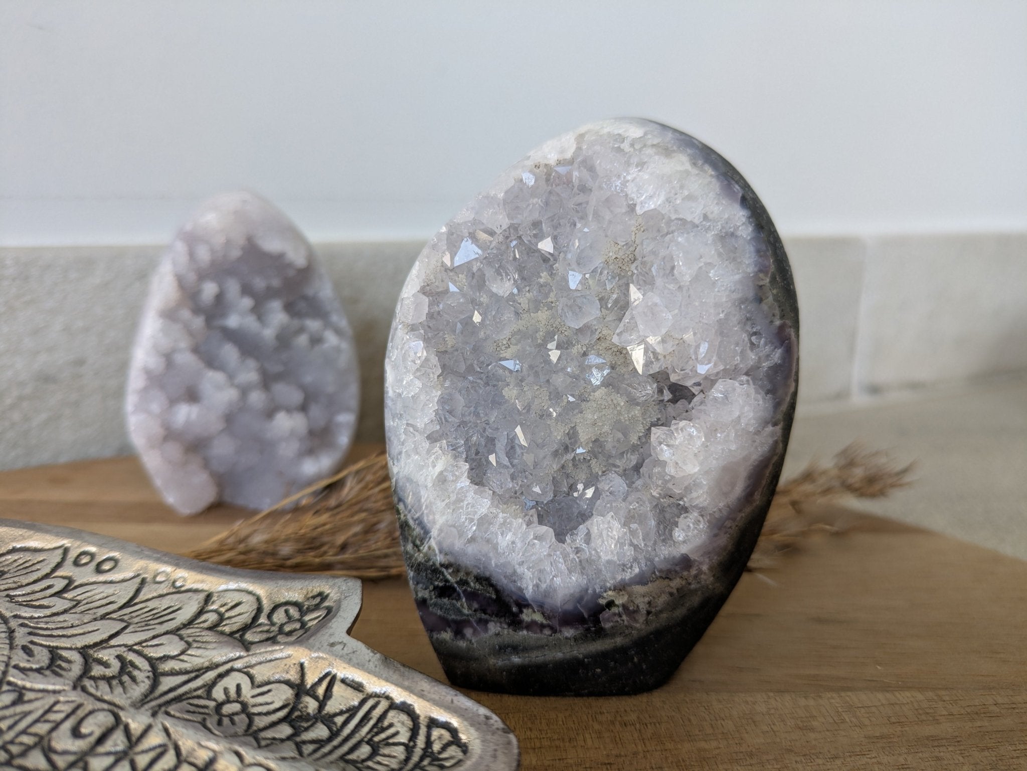 Celestien met zwarte matrix – Vrije vorm 2 (332 g) – curated crystal by Marga Jacobs | rust, symboliek en intuïtieve zelfzorg