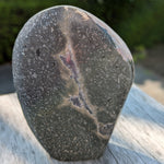 Celestien met zwarte matrix – Vrije vorm 2 (332 g) – curated crystal by Marga Jacobs | rust, symboliek en intuïtieve zelfzorg