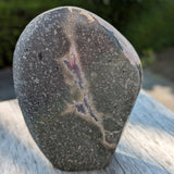 Celestien met zwarte matrix – Vrije vorm 2 (332 g) – curated crystal by Marga Jacobs | rust, symboliek en intuïtieve zelfzorg