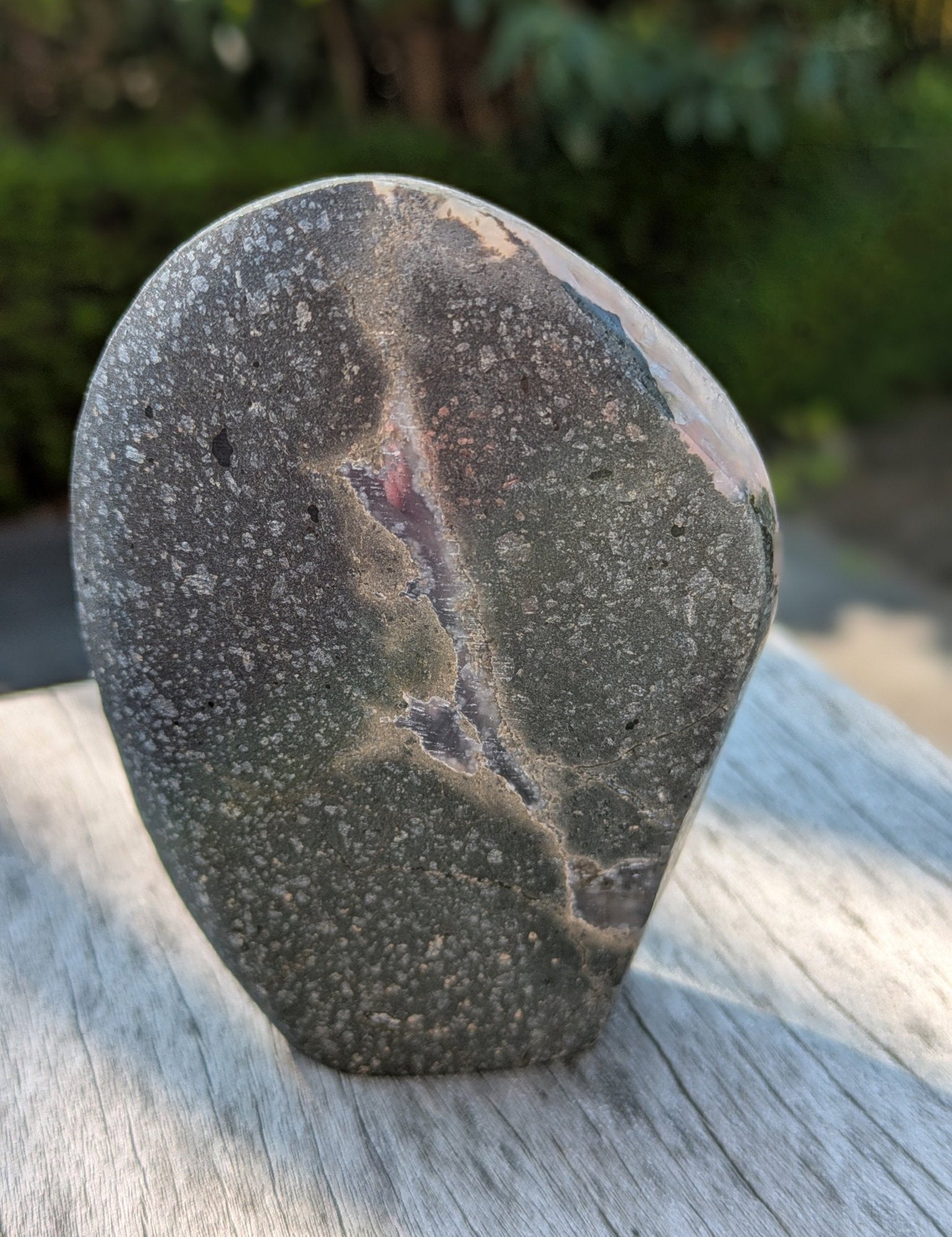 Celestien met zwarte matrix – Vrije vorm 2 (332 g) – curated crystal by Marga Jacobs | rust, symboliek en intuïtieve zelfzorg