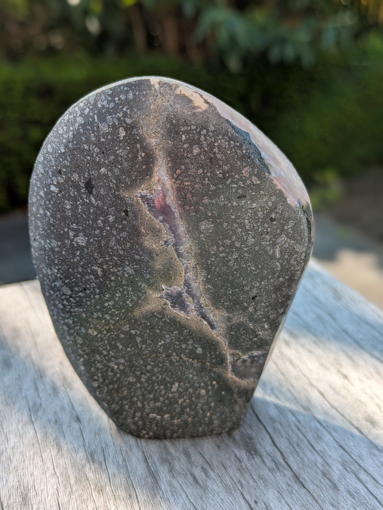 Celestien met zwarte matrix – Vrije vorm 2 (332 g) – curated crystal by Marga Jacobs | rust, symboliek en intuïtieve zelfzorg