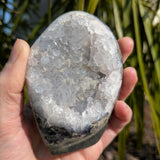 Celestien met zwarte matrix – Vrije vorm 2 (332 g) – curated crystal by Marga Jacobs | rust, symboliek en intuïtieve zelfzorg