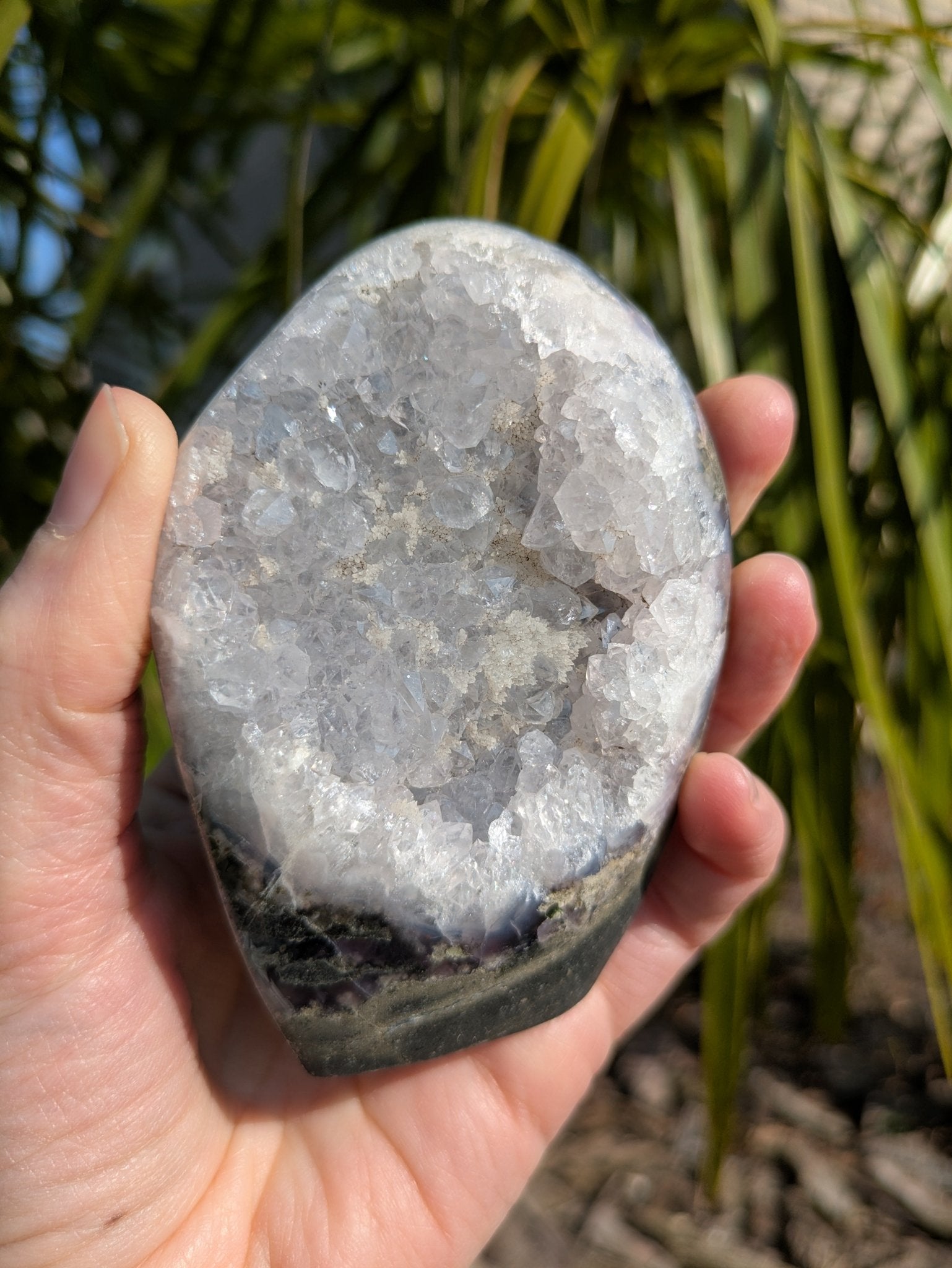 Celestien met zwarte matrix – Vrije vorm 2 (332 g) – curated crystal by Marga Jacobs | rust, symboliek en intuïtieve zelfzorg