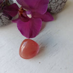 Cherry opaal trommelstenen – curated crystal by Marga Jacobs | rust, symboliek en intuïtieve zelfzorg