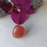 Cherry opaal trommelstenen – curated crystal by Marga Jacobs | rust, symboliek en intuïtieve zelfzorg