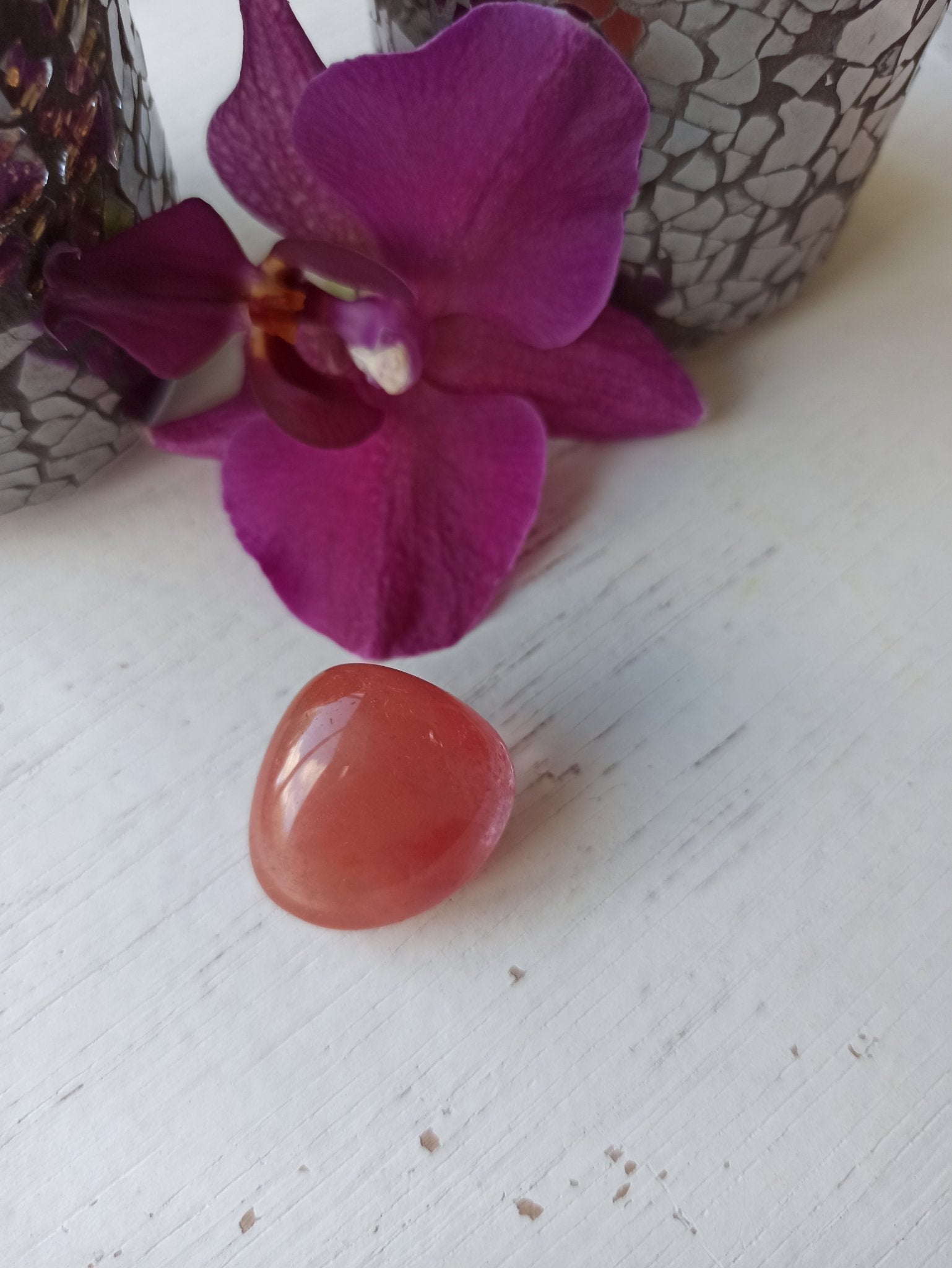 Cherry opaal trommelstenen – curated crystal by Marga Jacobs | rust, symboliek en intuïtieve zelfzorg