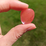 Cherry opaal trommelstenen – curated crystal by Marga Jacobs | rust, symboliek en intuïtieve zelfzorg