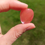 Cherry opaal trommelstenen – curated crystal by Marga Jacobs | rust, symboliek en intuïtieve zelfzorg