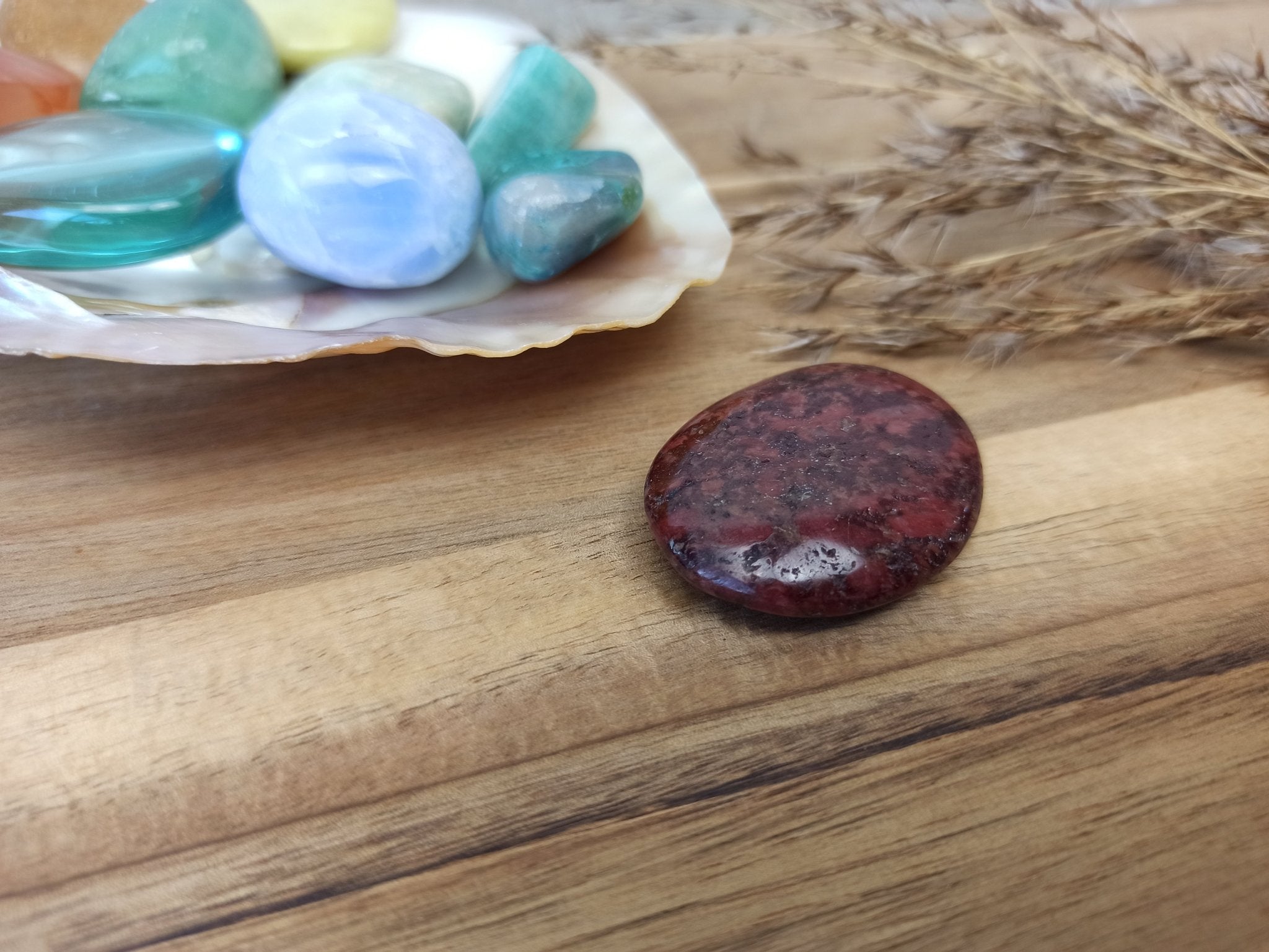 Cinnaber trommelstenen – curated crystal by Marga Jacobs | rust, symboliek en intuïtieve zelfzorg