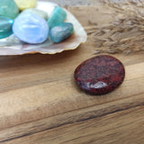 Cinnaber trommelstenen – curated crystal by Marga Jacobs | rust, symboliek en intuïtieve zelfzorg