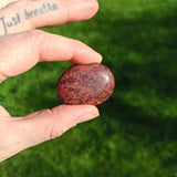 Cinnaber trommelstenen – curated crystal by Marga Jacobs | rust, symboliek en intuïtieve zelfzorg