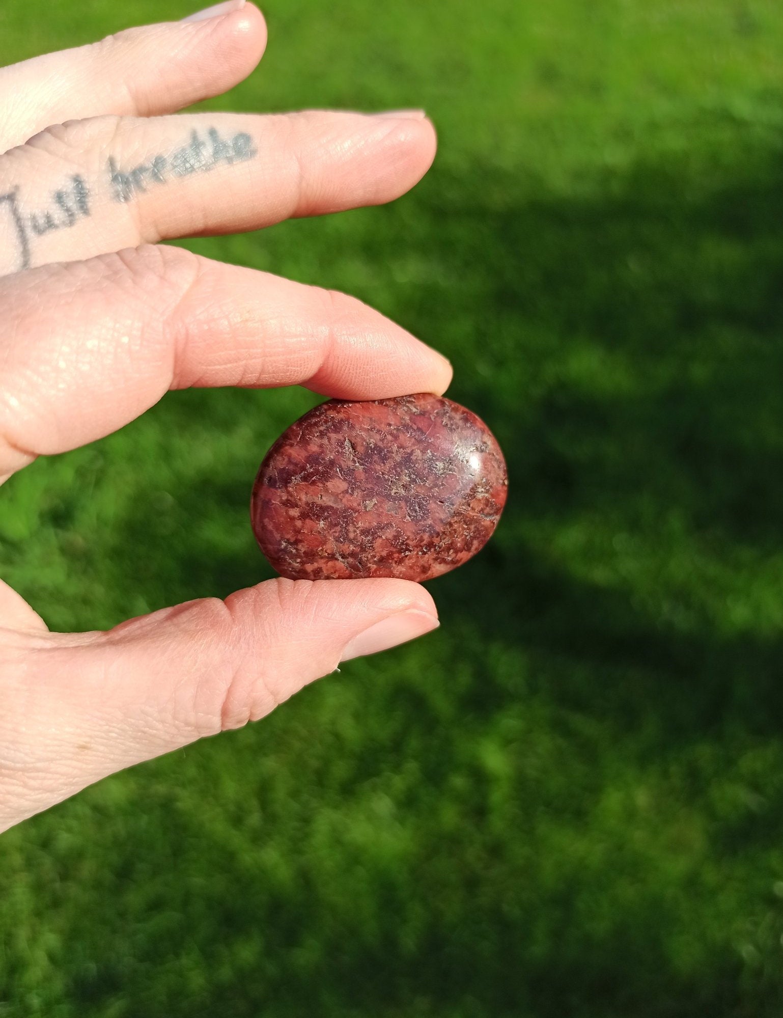 Cinnaber trommelstenen – curated crystal by Marga Jacobs | rust, symboliek en intuïtieve zelfzorg