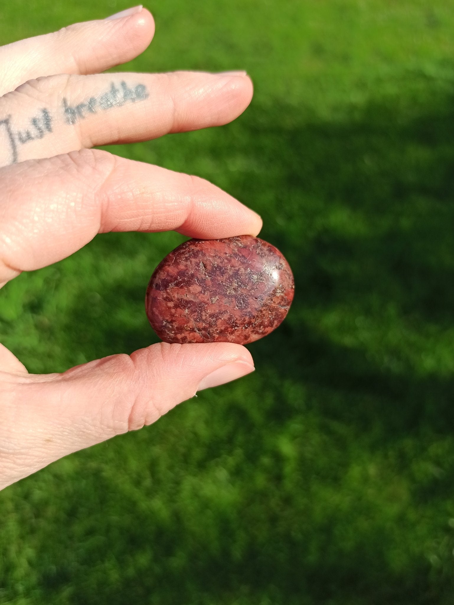 Cinnaber trommelstenen – curated crystal by Marga Jacobs | rust, symboliek en intuïtieve zelfzorg