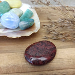 Cinnaber trommelstenen – curated crystal by Marga Jacobs | rust, symboliek en intuïtieve zelfzorg