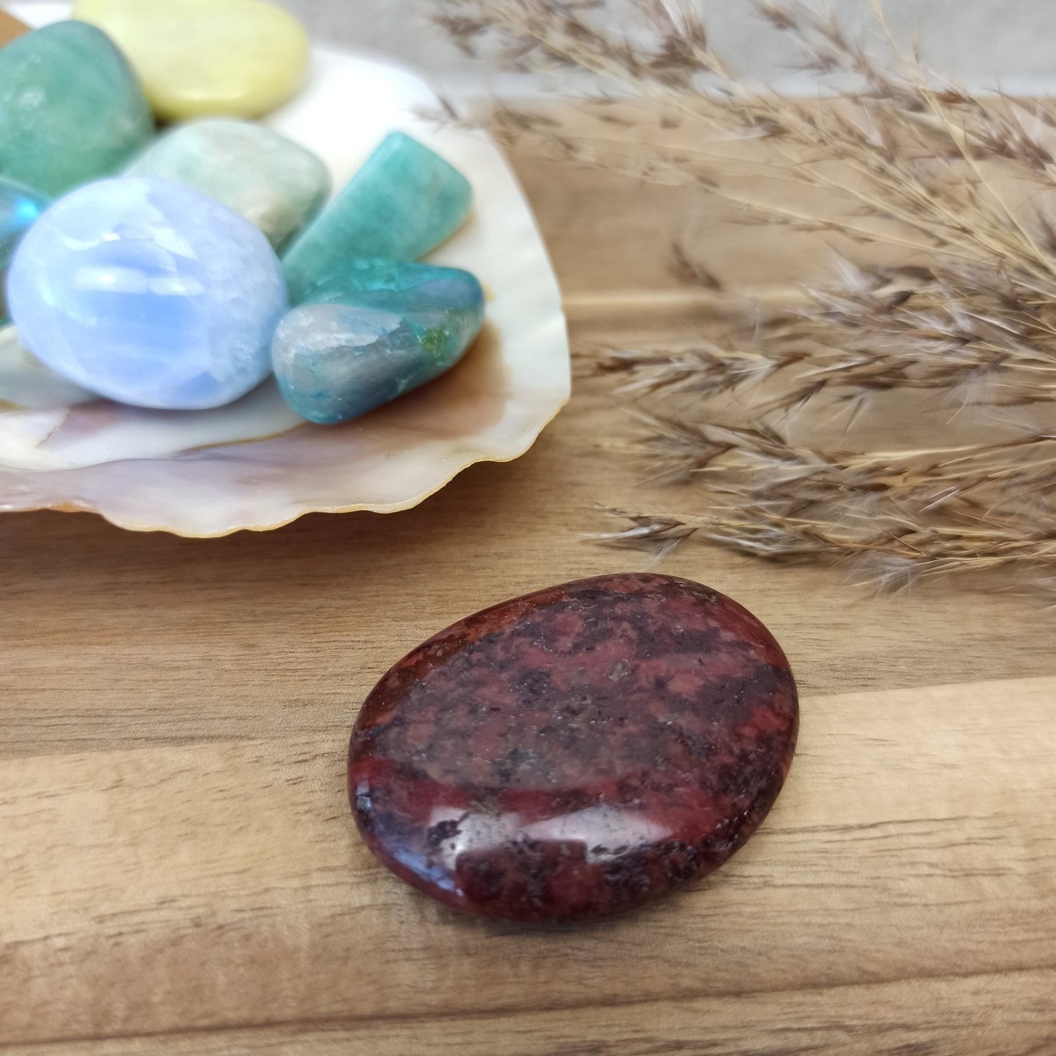 Cinnaber trommelstenen – curated crystal by Marga Jacobs | rust, symboliek en intuïtieve zelfzorg