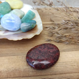 Cinnaber trommelstenen – curated crystal by Marga Jacobs | rust, symboliek en intuïtieve zelfzorg