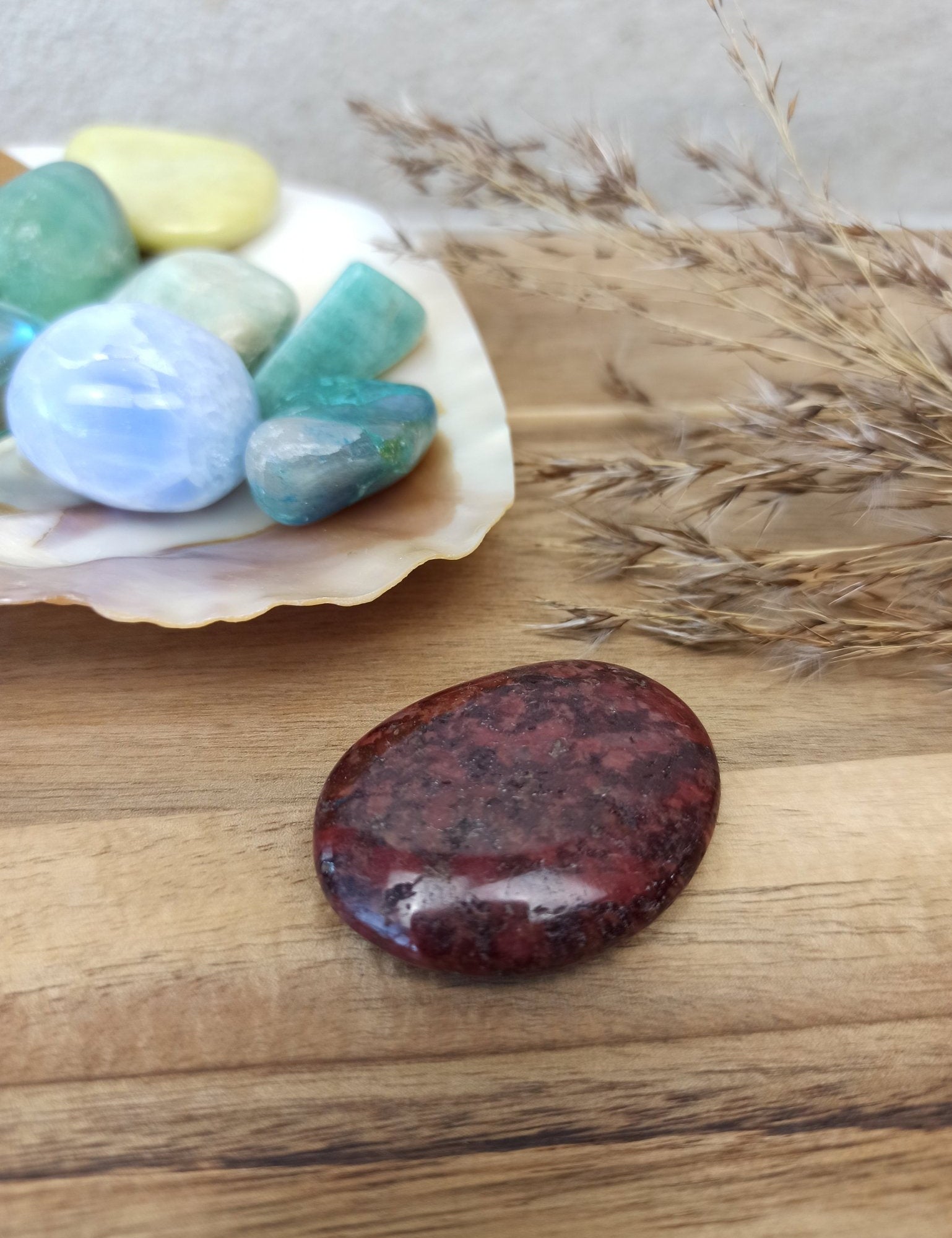 Cinnaber trommelstenen – curated crystal by Marga Jacobs | rust, symboliek en intuïtieve zelfzorg