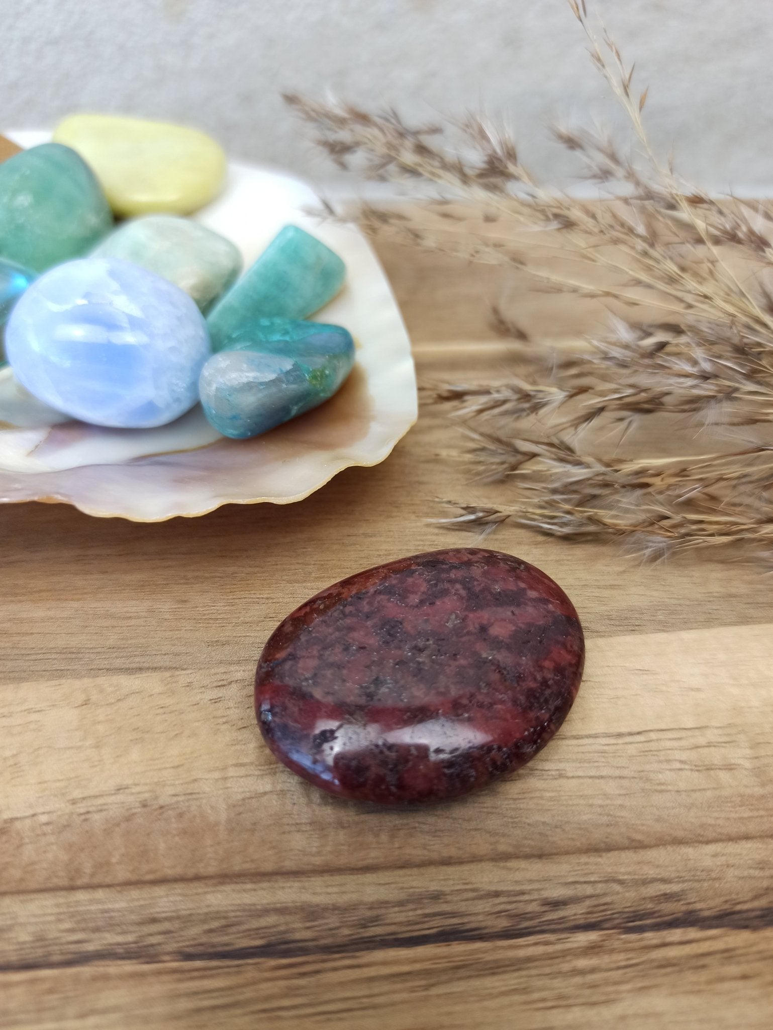 Cinnaber trommelstenen – curated crystal by Marga Jacobs | rust, symboliek en intuïtieve zelfzorg