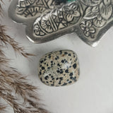 Dalmatiër jaspis trommelstenen – curated crystal by Marga Jacobs | rust, symboliek en intuïtieve zelfzorg