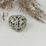 Dalmatiër jaspis trommelstenen – curated crystal by Marga Jacobs | rust, symboliek en intuïtieve zelfzorg