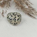 Dalmatiër jaspis trommelstenen – curated crystal by Marga Jacobs | rust, symboliek en intuïtieve zelfzorg