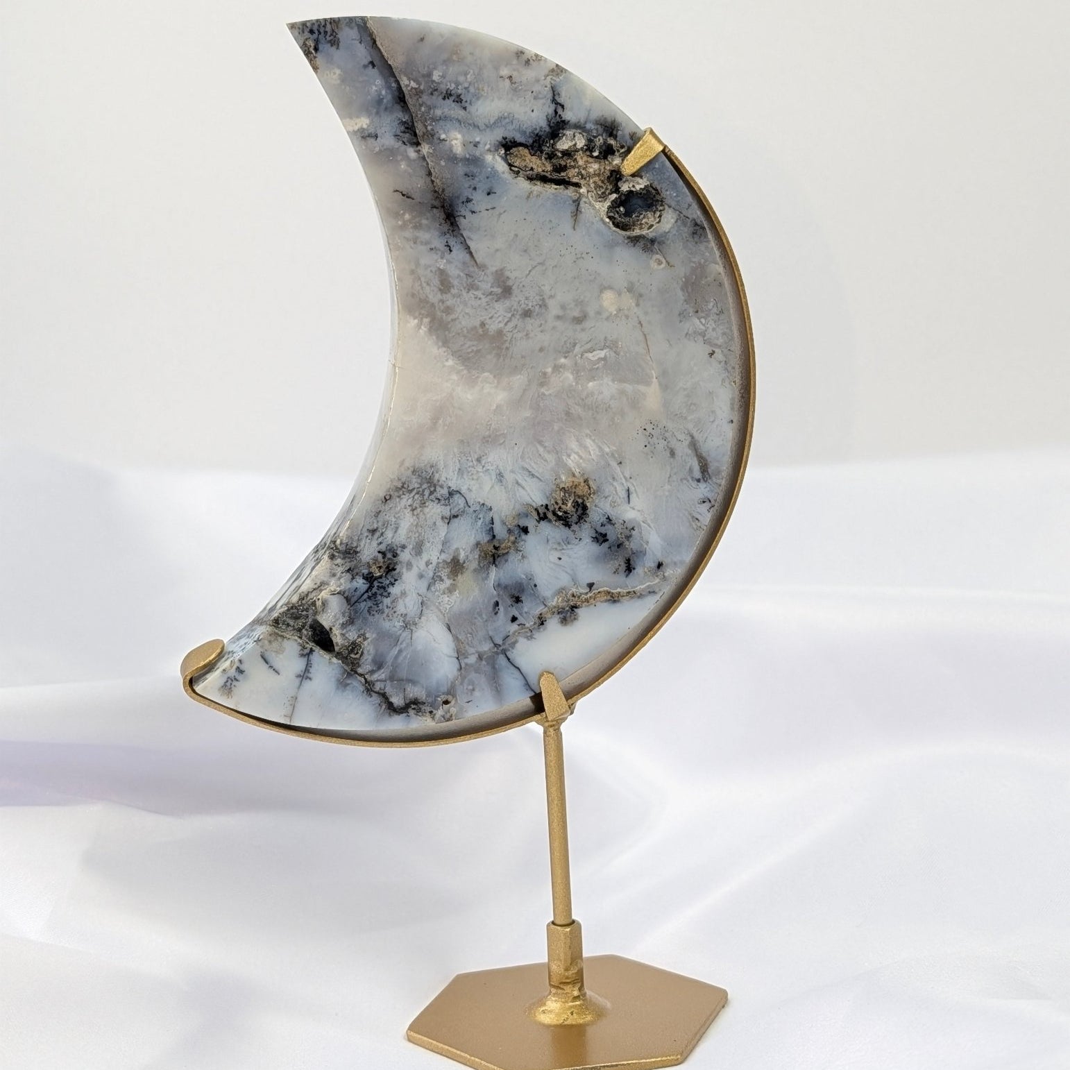Dendriet agaat maan op standaard – curated crystal by Marga Jacobs | rust, symboliek en intuïtieve zelfzorg