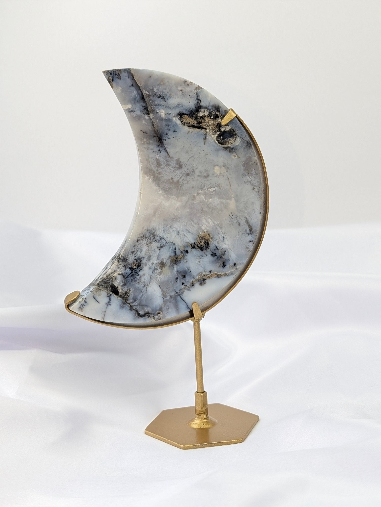 Dendriet agaat maan op standaard – curated crystal by Marga Jacobs | rust, symboliek en intuïtieve zelfzorg