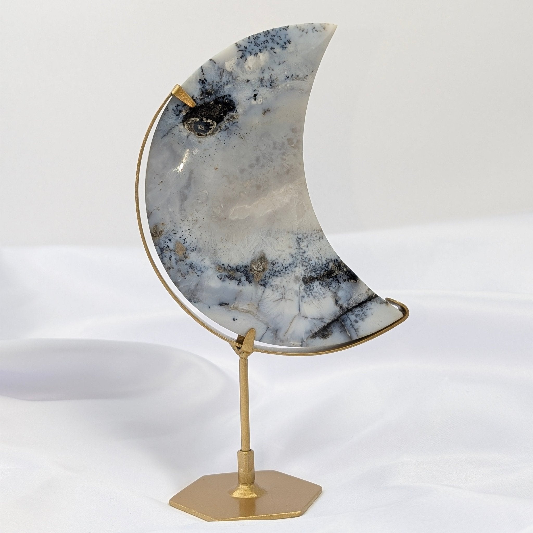 Dendriet agaat maan op standaard – curated crystal by Marga Jacobs | rust, symboliek en intuïtieve zelfzorg