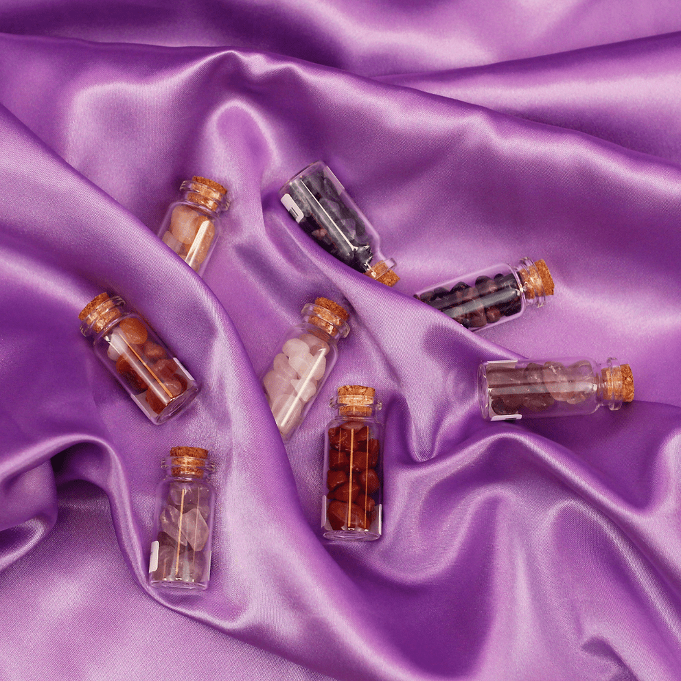 Edelsteen flesje klein ~ Uchu Reminders – curated crystal by Marga Jacobs | rust, symboliek en intuïtieve zelfzorg