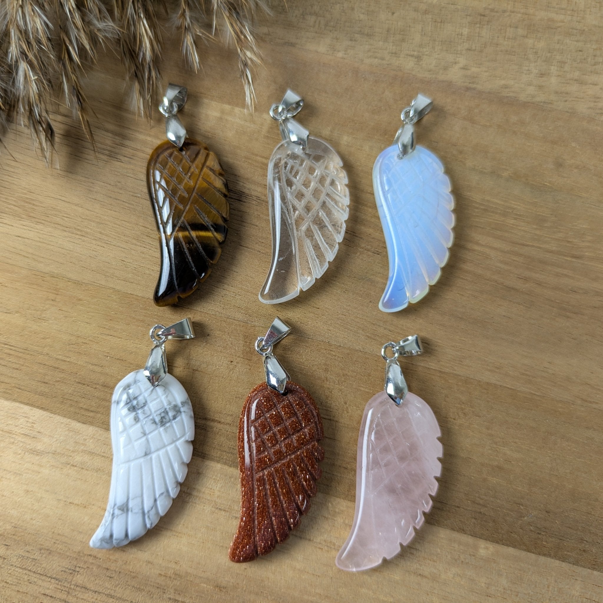 Edelsteen hanger engelenvleugel | 35 mm – curated crystal by Marga Jacobs | rust, symboliek en intuïtieve zelfzorg