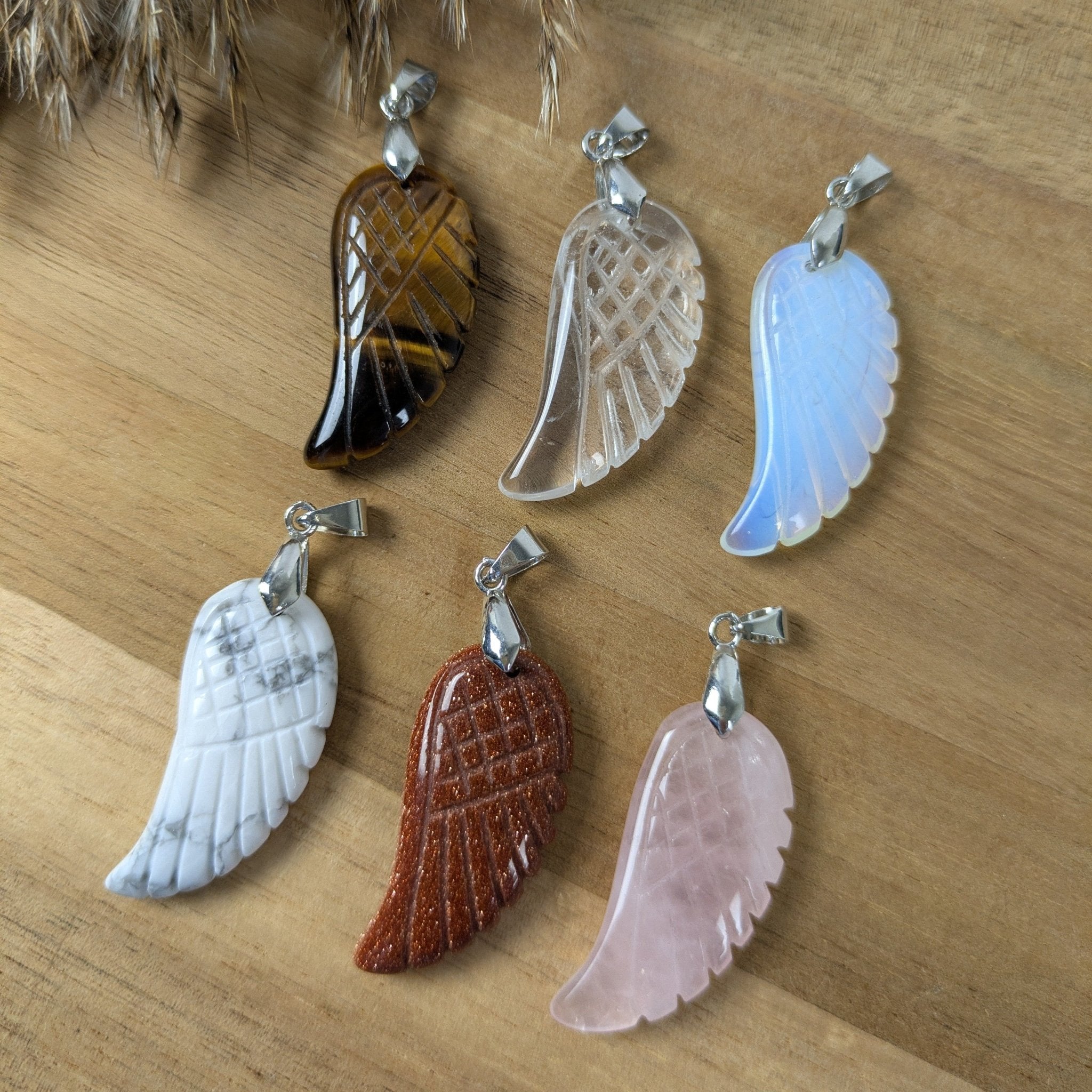 Edelsteen hanger engelenvleugel | 35 mm – curated crystal by Marga Jacobs | rust, symboliek en intuïtieve zelfzorg