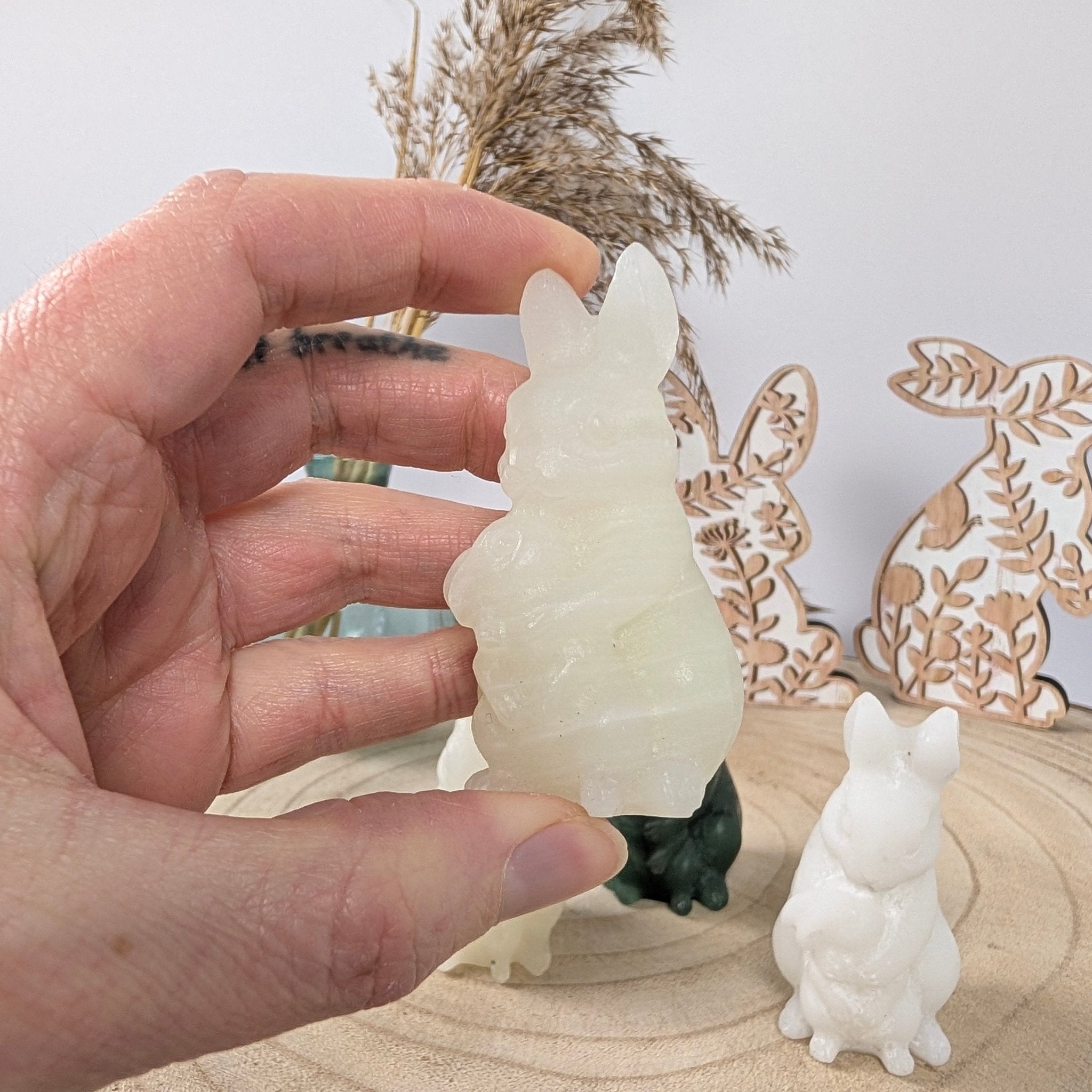 Edelsteen konijntje mama met baby – curated crystal by Marga Jacobs | rust, symboliek en intuïtieve zelfzorg