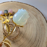 Edelsteen roos op goudkleurige stengel – curated crystal by Marga Jacobs | rust, symboliek en intuïtieve zelfzorg