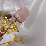 Edelsteen roos op goudkleurige stengel – curated crystal by Marga Jacobs | rust, symboliek en intuïtieve zelfzorg