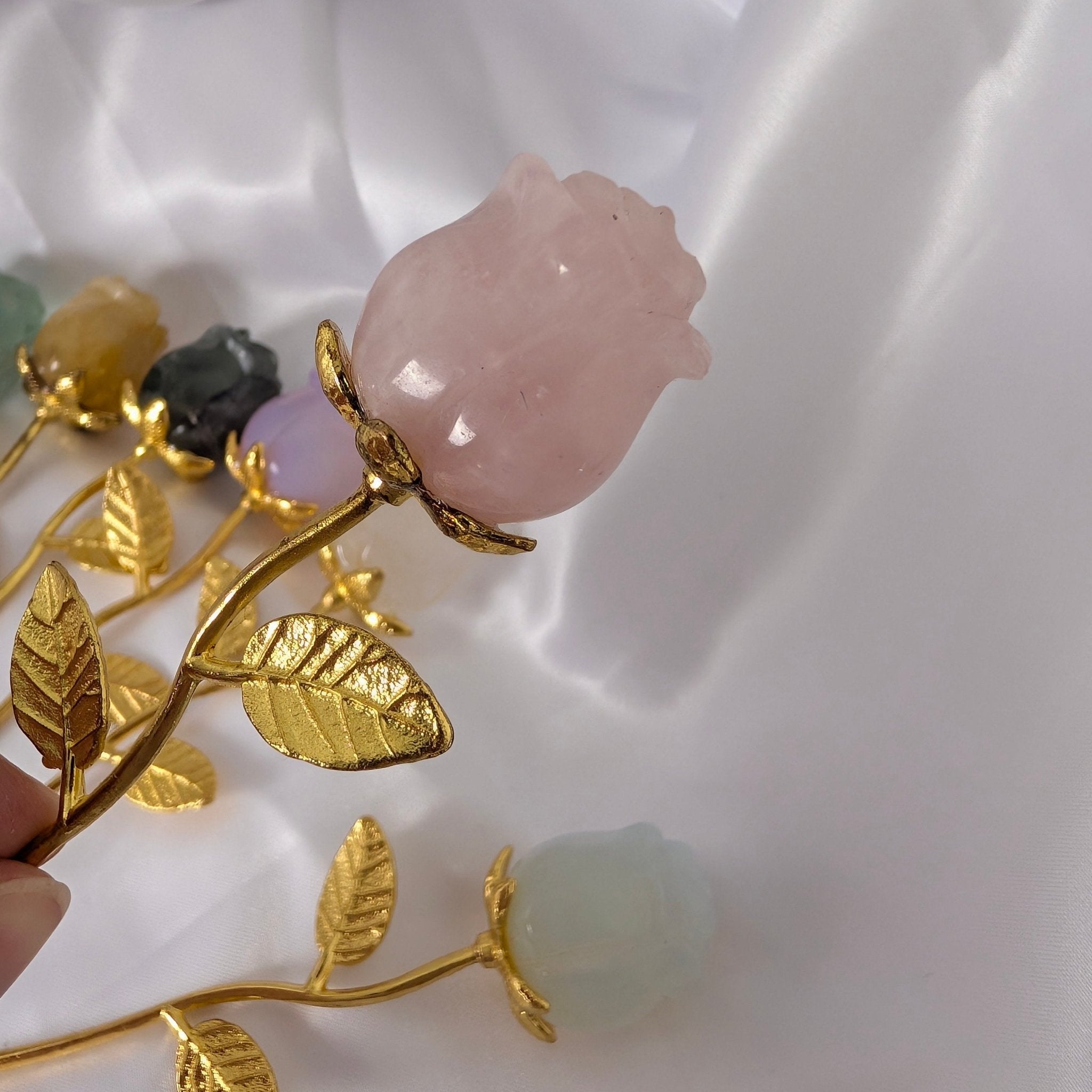 Edelsteen roos op goudkleurige stengel – curated crystal by Marga Jacobs | rust, symboliek en intuïtieve zelfzorg