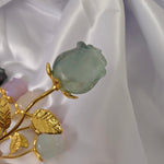 Edelsteen roos op goudkleurige stengel – curated crystal by Marga Jacobs | rust, symboliek en intuïtieve zelfzorg