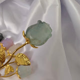 Edelsteen roos op goudkleurige stengel – curated crystal by Marga Jacobs | rust, symboliek en intuïtieve zelfzorg