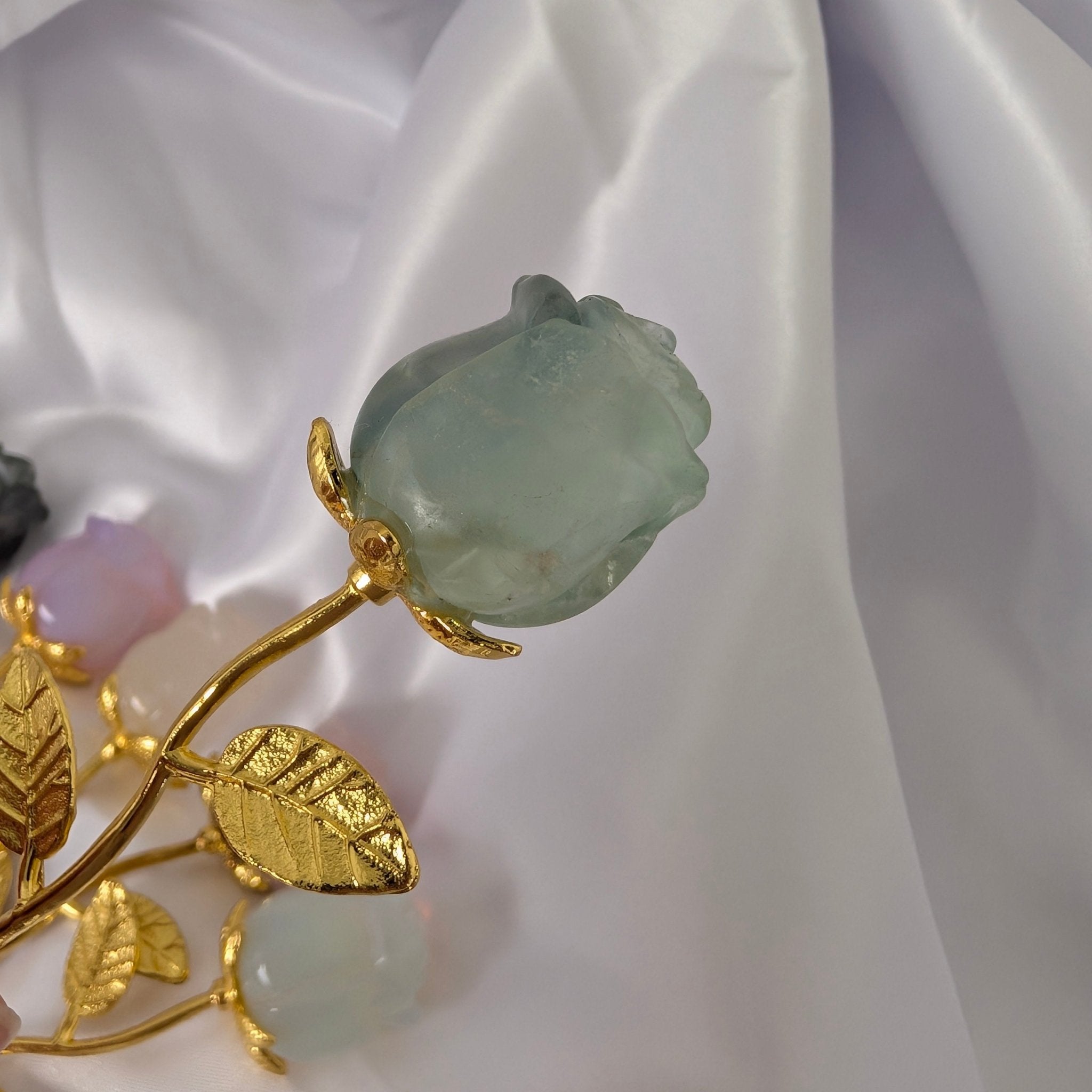 Edelsteen roos op goudkleurige stengel – curated crystal by Marga Jacobs | rust, symboliek en intuïtieve zelfzorg