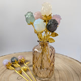 Edelsteen roos op goudkleurige stengel – curated crystal by Marga Jacobs | rust, symboliek en intuïtieve zelfzorg