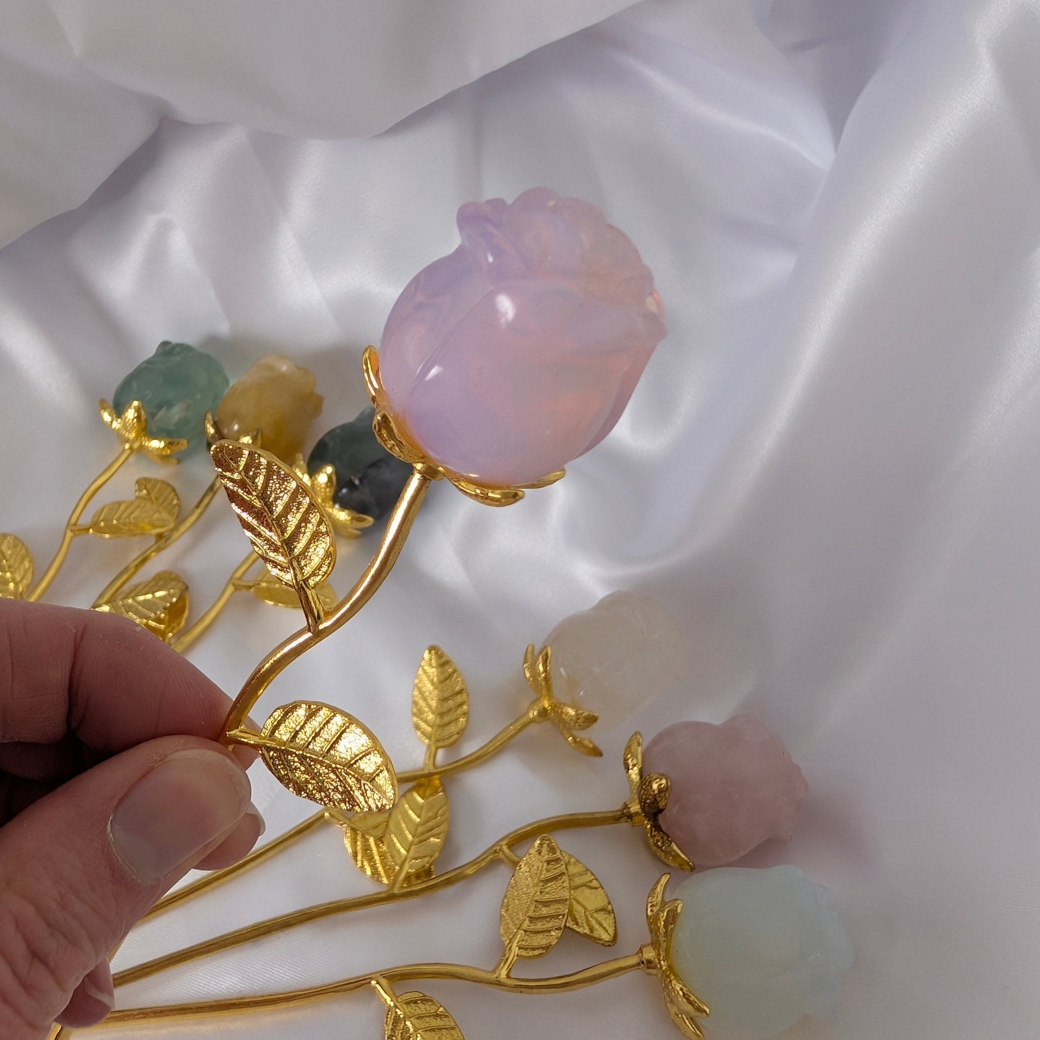 Edelsteen roos op goudkleurige stengel – curated crystal by Marga Jacobs | rust, symboliek en intuïtieve zelfzorg