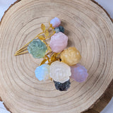 Edelsteen roos op goudkleurige stengel – curated crystal by Marga Jacobs | rust, symboliek en intuïtieve zelfzorg