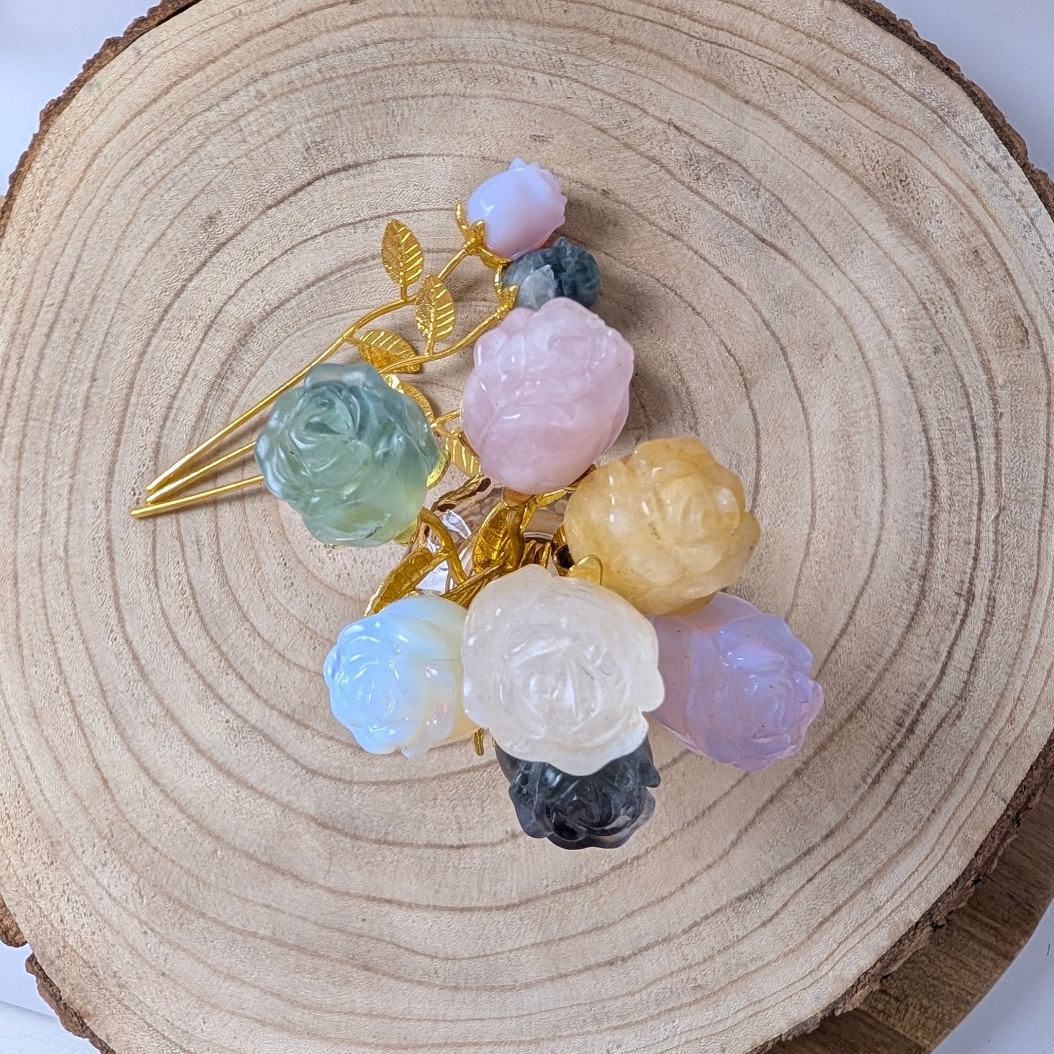 Edelsteen roos op goudkleurige stengel – curated crystal by Marga Jacobs | rust, symboliek en intuïtieve zelfzorg