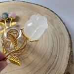 Edelsteen roos op goudkleurige stengel – curated crystal by Marga Jacobs | rust, symboliek en intuïtieve zelfzorg