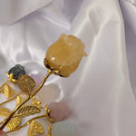 Edelsteen roos op goudkleurige stengel – curated crystal by Marga Jacobs | rust, symboliek en intuïtieve zelfzorg
